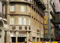 男子在武汉步行街被砖砸倒 通报：原因正在调查
