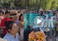 北京高考结束 考生翻跟头出考场