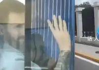 球迷热情狂奔追赶大巴 梅西挥手致意
