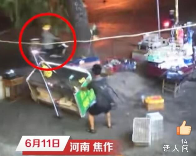 大树被吹倒外卖小哥弯腰躲过 看着就后怕