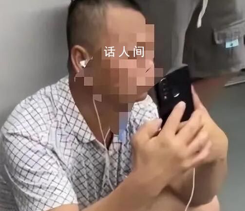 大叔手机里地铁车厢照系过去拍摄 他搭地铁很少搭他就拍地铁人多