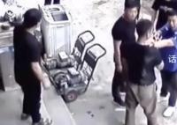 洛阳多名城管殴打商贩?官方回应