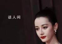 迪丽热巴红毯赶蚊子 引发了网友的关注和欢笑