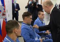 普京慰勉受伤士兵康复后继续服兵役