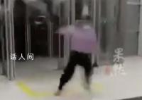 女子突遇强风天气 被吹进室内滑行