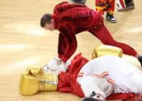 拳王现身NBA总决赛宣传止痛药 意外将迈阿密热火队吉祥物伯尼两拳打晕