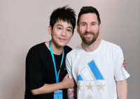 苏醒双手搂梅西胳膊与其合影 网友：感觉梅西被束缚着