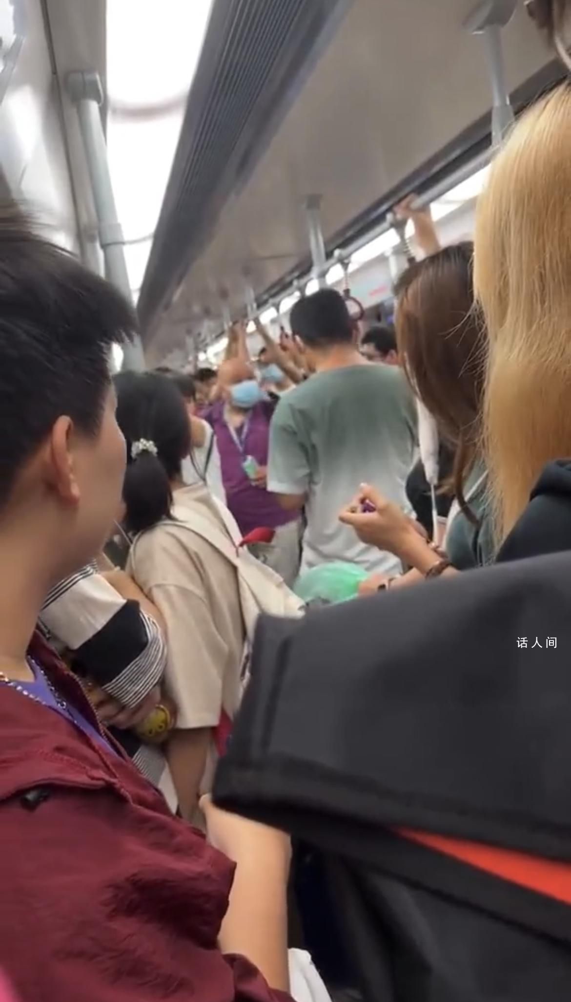 大叔强制让女生让座还吐口水 工作人员没有接到相关求助