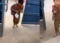 女孩抓蛙一身泥巴被妈妈逮到 一身泥巴毫无畏惧