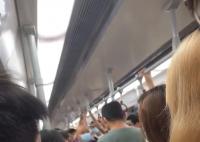 大叔强制让女生让座还吐口水 工作人员没有接到相关求助