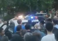 多城管疑打摊贩被围堵 公安局长喊话