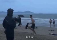 保安好言相劝无果后喊话:想死走远点