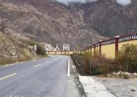 雪山景区国道旁修围墙 付费才可赏景