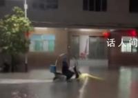 广东暴雨积水成河 有人屋内钓鱼