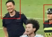 安保追逐冲进球场球迷时在笑 将面临什么处罚