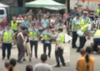 抱婴儿男子被按在地 派出所回应