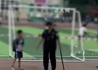 奔驰在操场倒车险些撞到小学生 校外围观的家长惊出一身冷汗