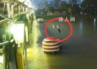 中学老师跳10多米高桥救轻生女 获得了广泛的称赞