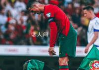 球迷冲进场跪拜C罗举高高 并模仿其庆祝动作