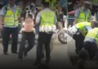 男子怀抱婴儿骑车与交警起冲突 已带回警局