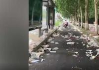 张杰郑州演唱会后路面脏乱如垃圾场 周边有垃圾桶但人一多可能素质就变差了