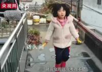 女儿考满分农民工父亲买烧鸡庆祝 再苦再累都值得
