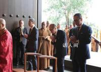 李嘉诚现身礼佛获围观 双手合十模样虔诚