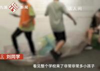 毕业生美术展遭熊孩子踩踏 熊孩子们在展出作品上肆意玩耍