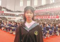 女孩毕业典礼捐10万含4年奖学金 75门课满绩保研中国人民大学