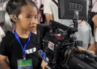 5岁小女孩负责贵州村超直播镜头 引起众多国内球迷关注