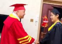 校长上门给患病学生拨穗 引发网友点赞