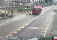 货车避让电瓶车撞上行人致1死1伤 被撞男子死亡小孩粉碎性骨折