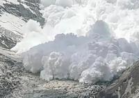 游客新疆旅游拍下雪崩全过程 引起了广泛的关注和议论