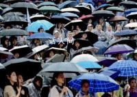 大雨中校长毕业典礼致辞只念了标题 为了让学生们少淋雨