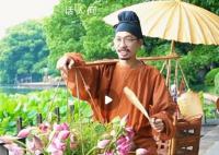 西湖边上卖花郎走红 策划者：火的是传统文化