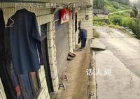 男子躲雨后将屋主晒的菜踢到雨中 让老人十分生气