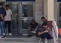 火车站回应锁门致乘客40℃下苦等 车站已调整营业时间