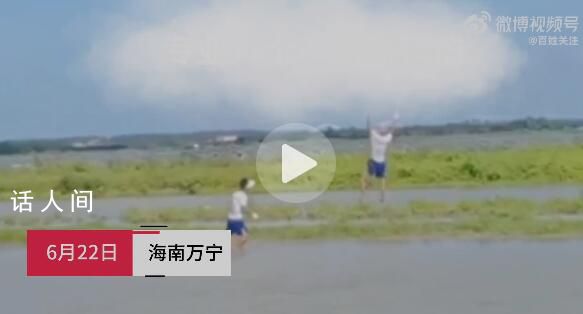男子被风筝线带飞悬挂在半空中 场面十分惊险