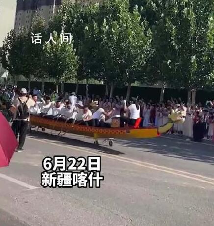 新疆举办旱地划龙舟比赛 主打的就是一个节日氛围