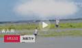 男子被风筝线带飞悬挂在半空中 场面十分惊险