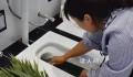 女子用蹲便器洗粽叶被吐槽 网友的不满与愤怒