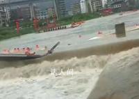 两龙舟掉头相撞36人落水暂无伤亡 有救援队参与现场救援