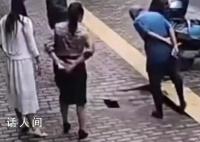 人行道突发塌陷围观老人掉入坑中 没事别瞎凑热闹