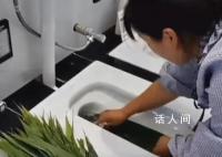 女子用蹲便器洗粽叶被吐槽 网友的不满与愤怒