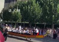 新疆举办旱地划龙舟比赛 主打的就是一个节日氛围