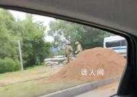 俄军在莫斯科市郊架设机枪阵地 俄军正在莫斯科市郊挖战壕