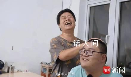 仅2根手指能写字的男孩高考632分 梦想当一名老师