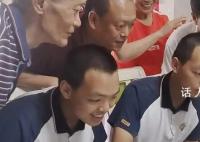 同校同班双胞胎高考同获688分 都想在未来致力于工程机械建设