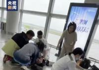 医学生情侣机场跪地抢救晕倒男子 谢谢善良的你们