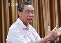 钟南山与学生合照时意外被亲 体会到了广医同学对老师对母校的热爱